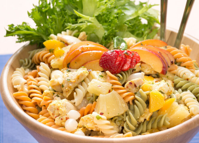Hedelmäinen Broiler-pastasalaatti