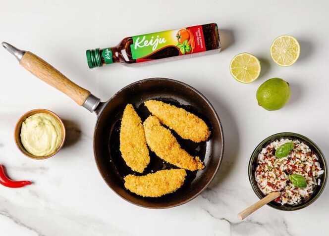 Maissilastuilla paneroidut broilerin sisäfileet ja nopea guacamole