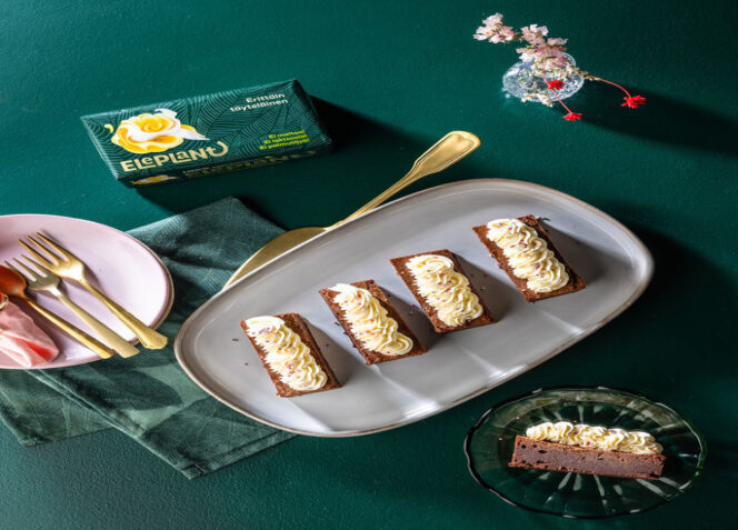 Suklaakakku ja voikreemi