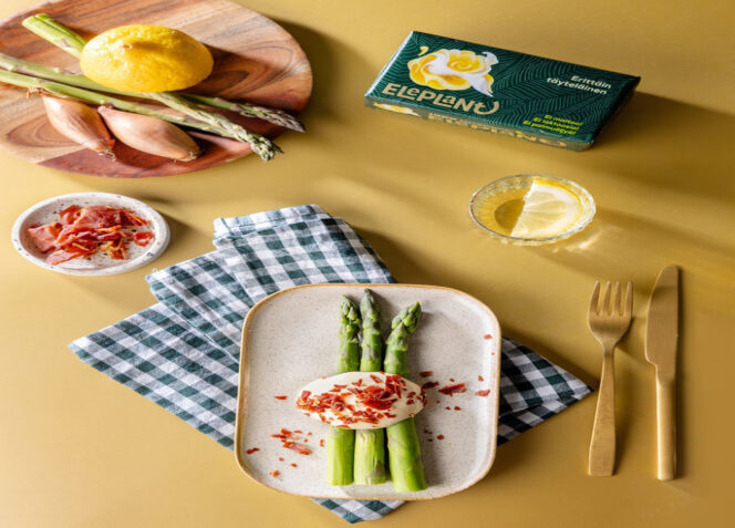 Parsaa, parmankinkkua ja hollandaisekastike