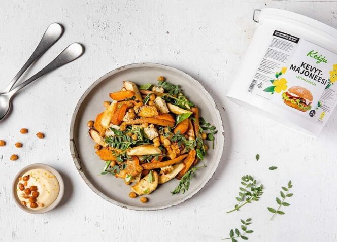 Paahdettu juuressalaatti rapeilla kikherneillä ja sitruunakastikkeella