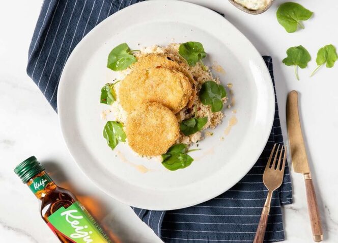 Rapeat kesäkurpitsapihvit, couscousia ja tsatzikimajoneesi