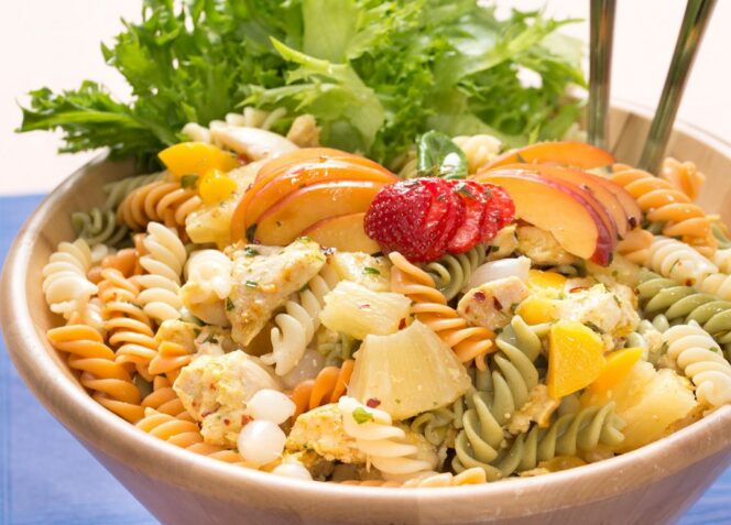 Hedelmäinen Broiler-pastasalaatti