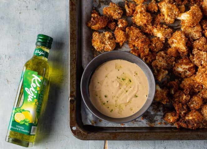 Mausteiset kukkakaaliwingsit ja maapähkinävoikastike