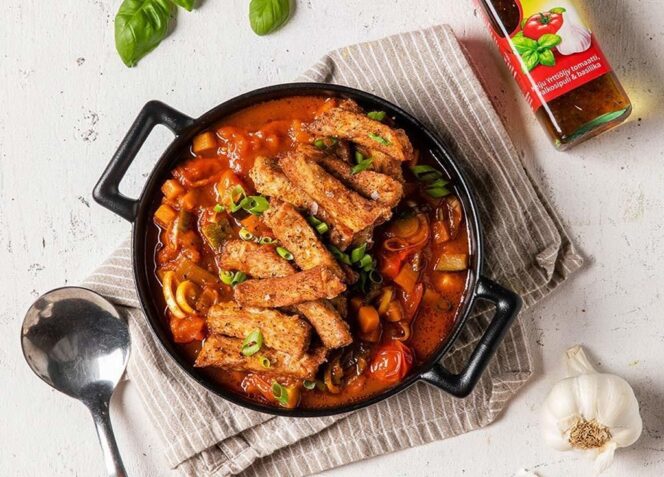 Hapanimelä kasvispata ja rapeaa possua